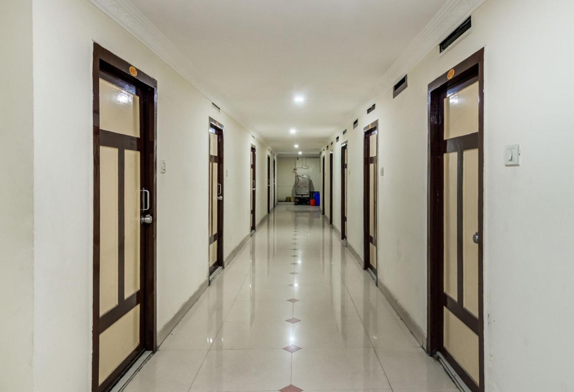 Spot On Swarna Mayuri Guntur Bagian luar foto