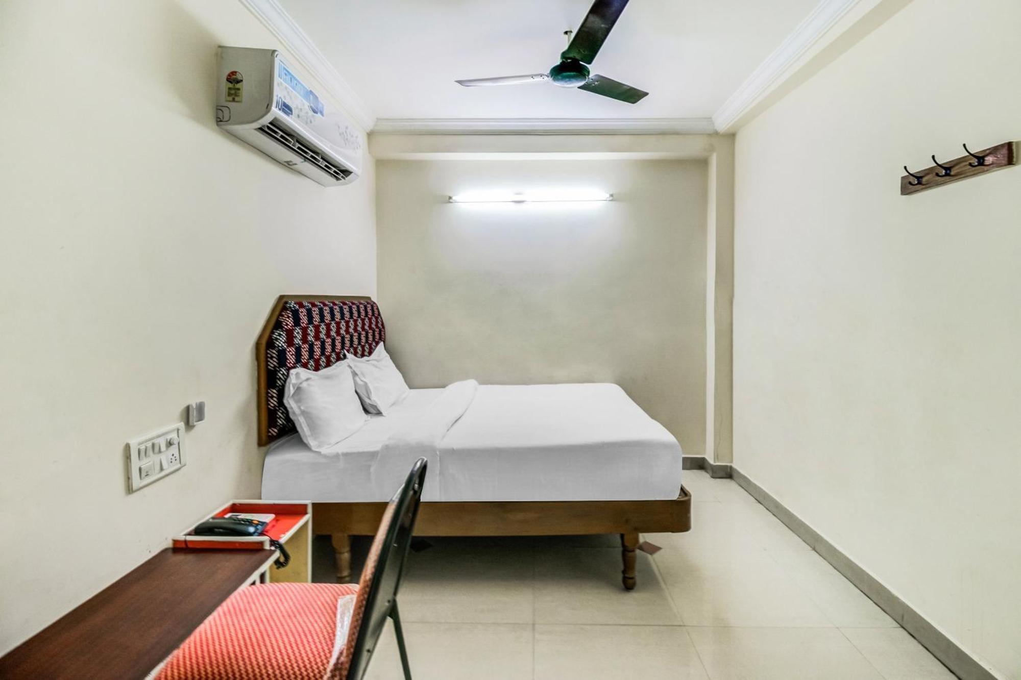 Spot On Swarna Mayuri Guntur Bagian luar foto