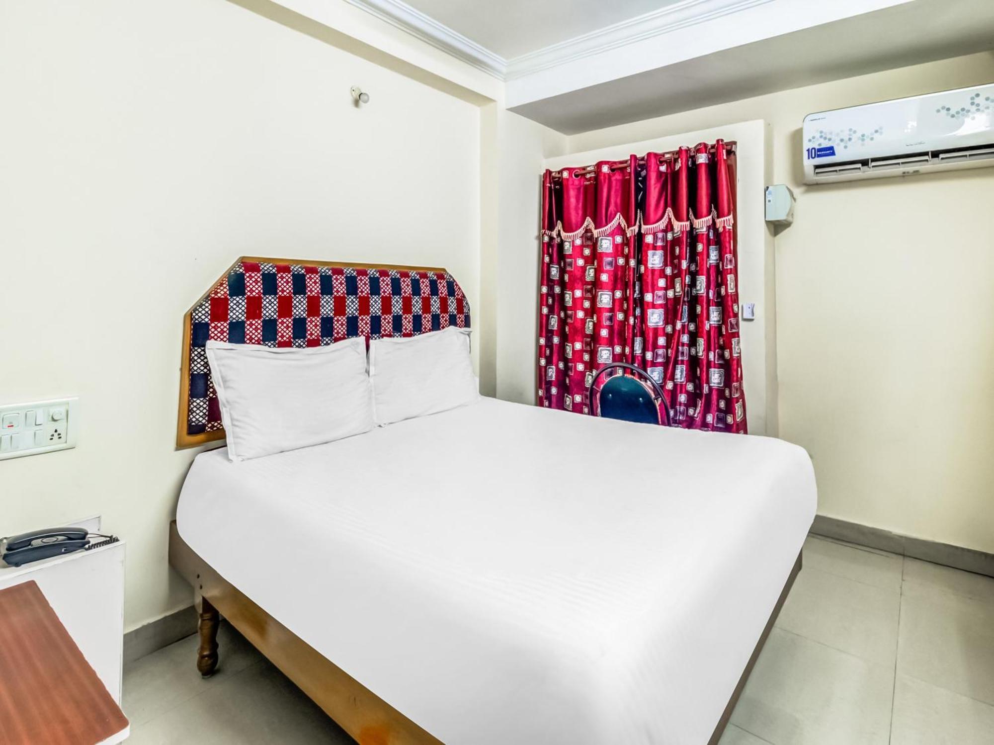 Spot On Swarna Mayuri Guntur Bagian luar foto