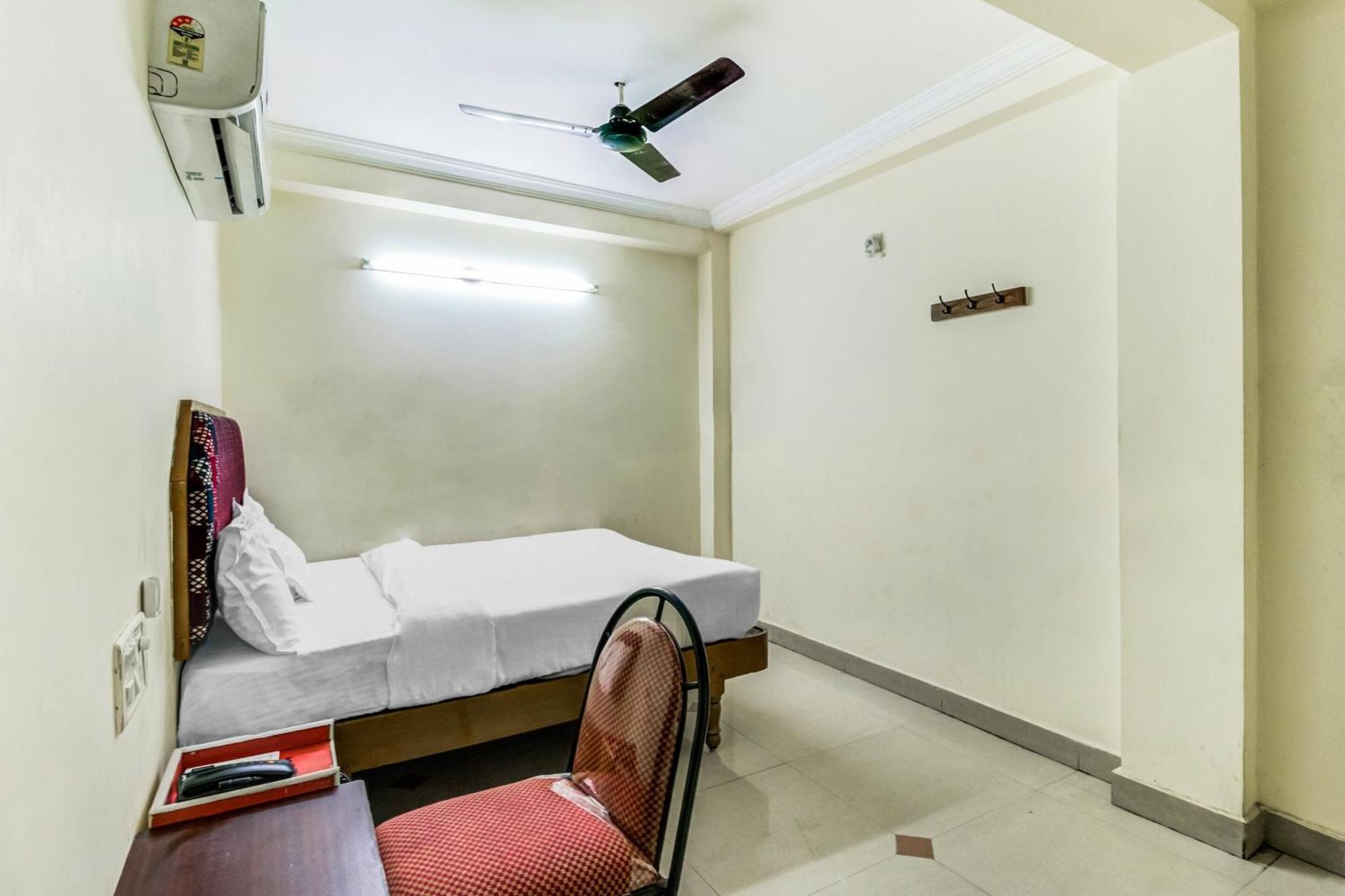 Spot On Swarna Mayuri Guntur Bagian luar foto